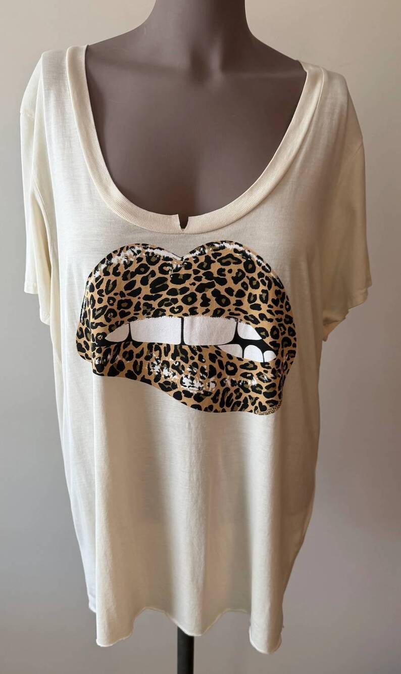 NEW LAUREN MOSHI women's elara leopard lip short sleeve top in beige